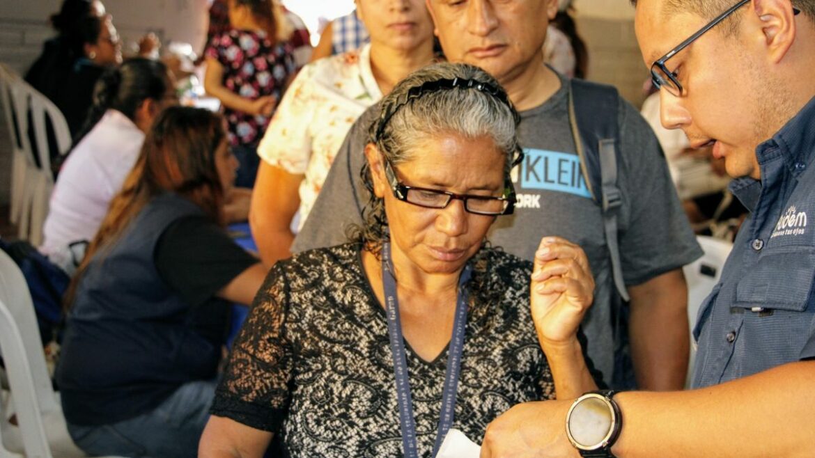 Santa Ana realiza jornada de salud visual en la colonia Las Colinas