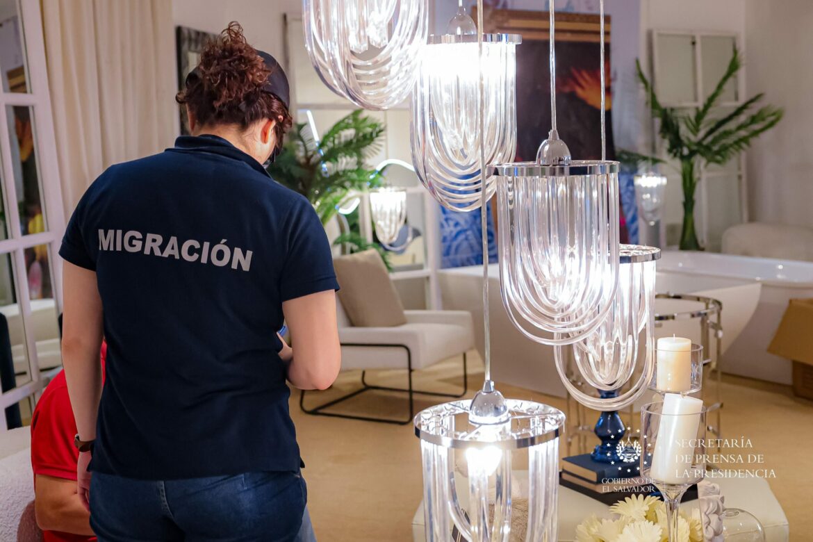 Migración interviene tienda dedicada a la venta de muebles de lujo tras denuncias de estafa y contratación ilegal de extranjeros