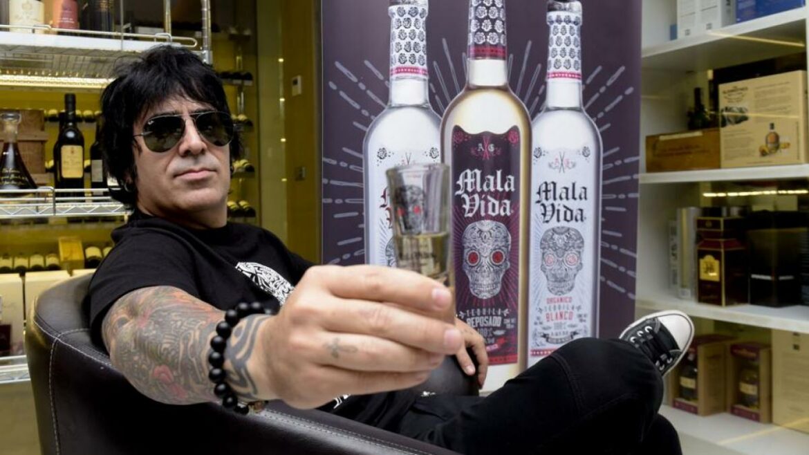 Baterista del grupo Maná presentará en El Salvador su tequila Mala Vida