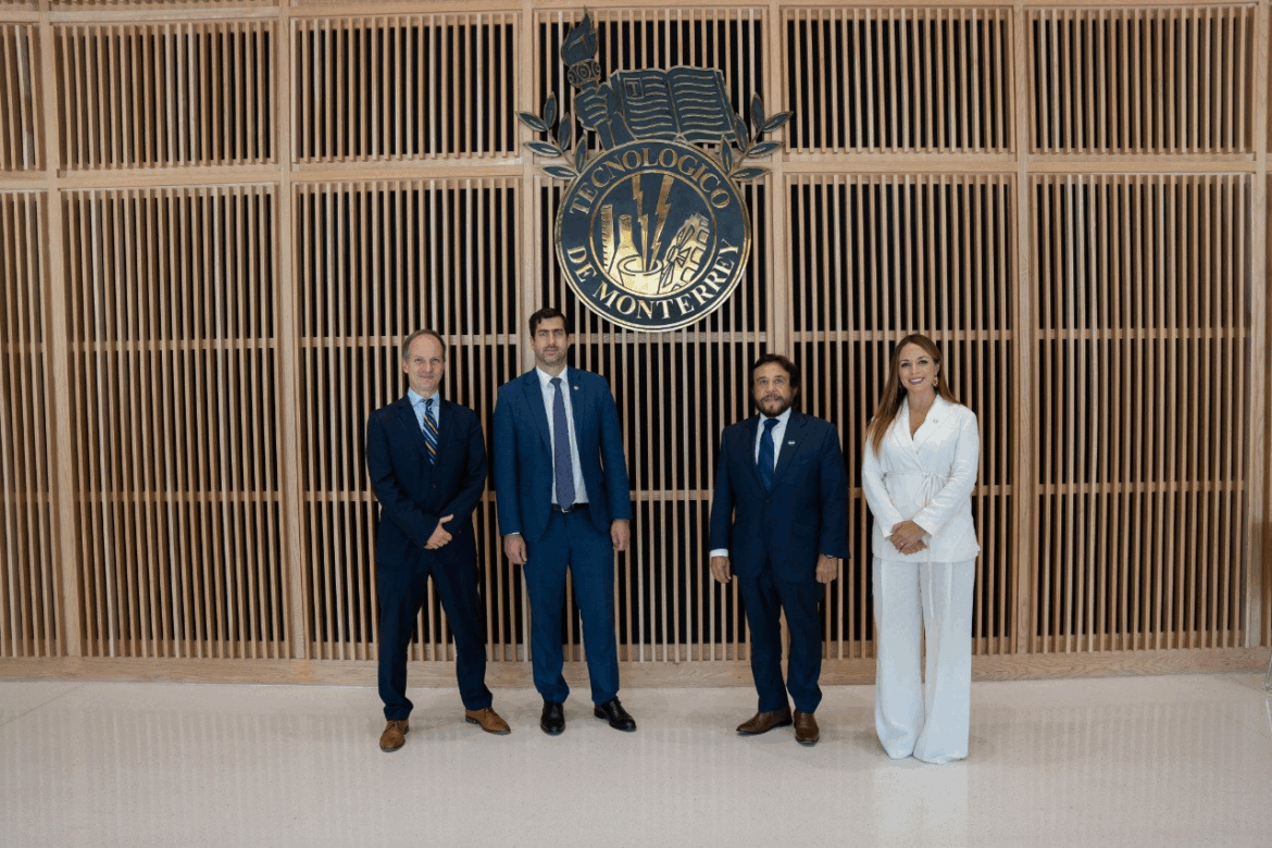 Vpdte. Ulloa acuerda 30 becas con el Tecnológico de Monterrey para maestría en Políticas Públicas