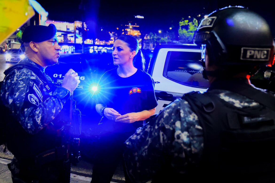 Abogada española recorre las calles de San Salvador junto a elementos de las fuerzas especiales de la PNC: “Todo está en Orden”