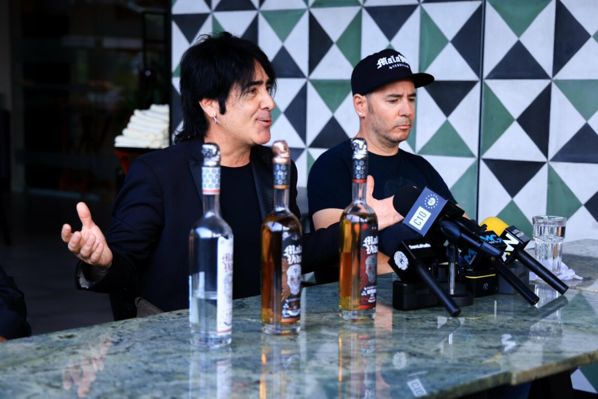 Alex, baterista de Maná, lanza en El Salvador su tequila Mala Vida y elogia los cambios de la nación en seguridad y economía