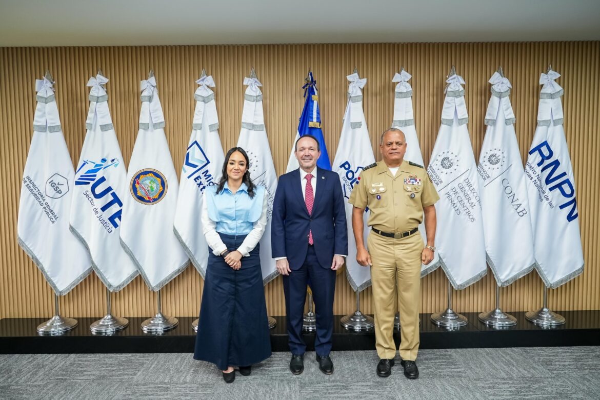 Ministra de Interior y Policía de República Dominicana se reúne con el gabinete de Seguridad y visita el CECOT