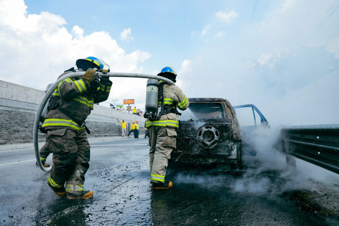 Vehículo se incendia en el Redondel Claudia Lars