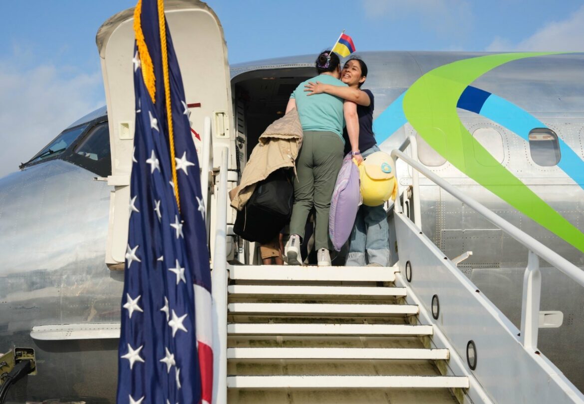Más de 60 inmigrantes regresan de EEUU a sus países en el primer vuelo de autodeportados de Trump