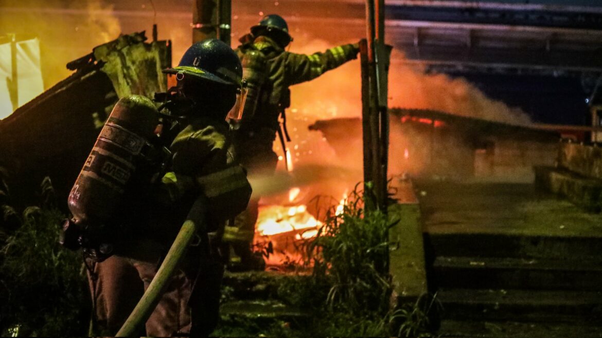 Incendio consumió varios locales en el Barrio Lourdes, San Salvador