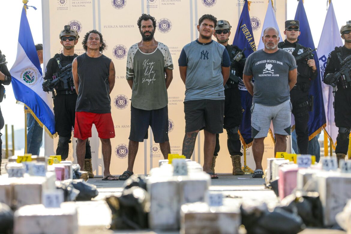 Fiscalía solicita detención provisional contra costarricenses a los que se les incautó millonario cargamento de cocaína