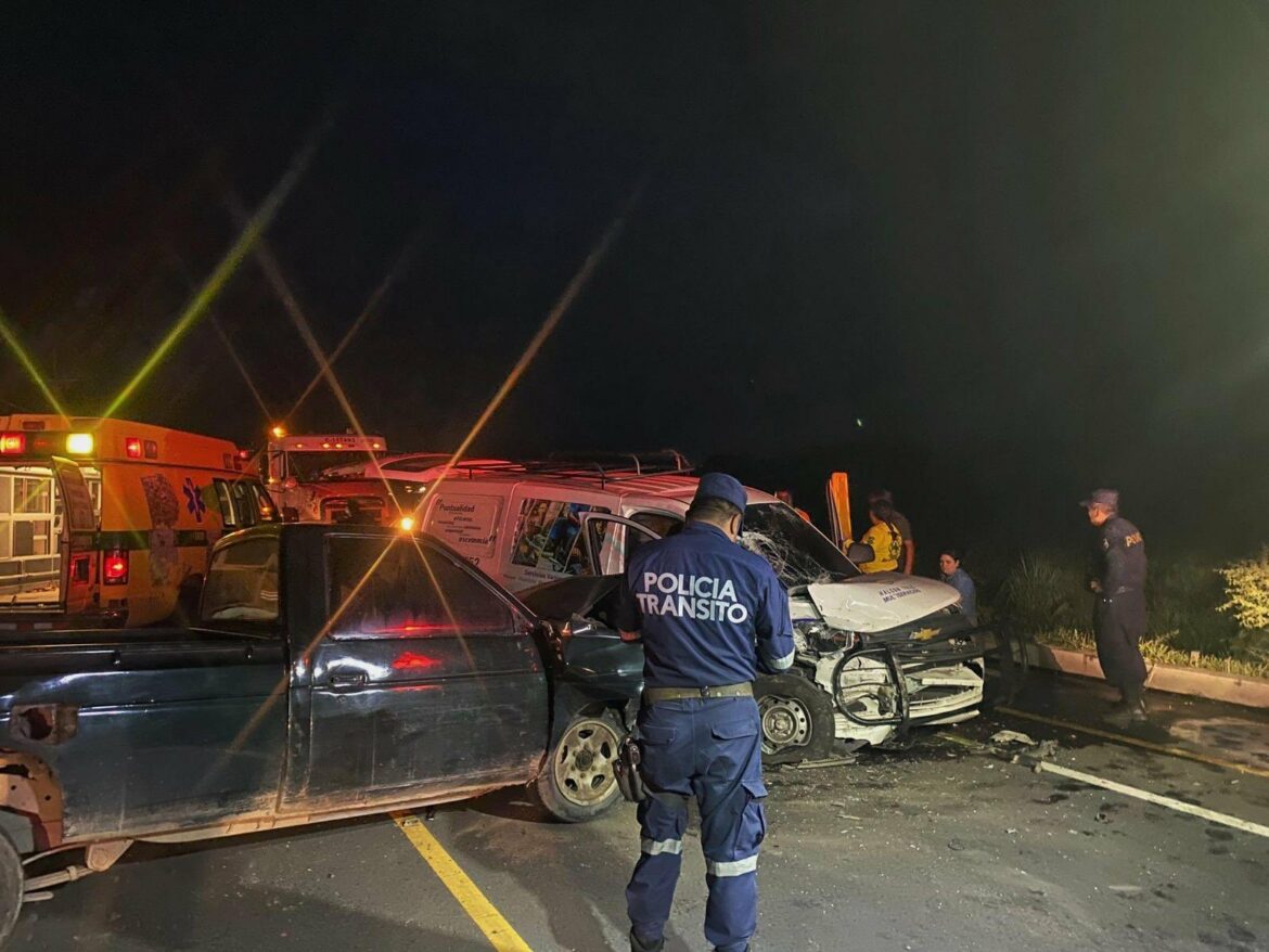 Cinco lesionados en accidente de tránsito sobre el km 30 del Periférico Claudia Lars