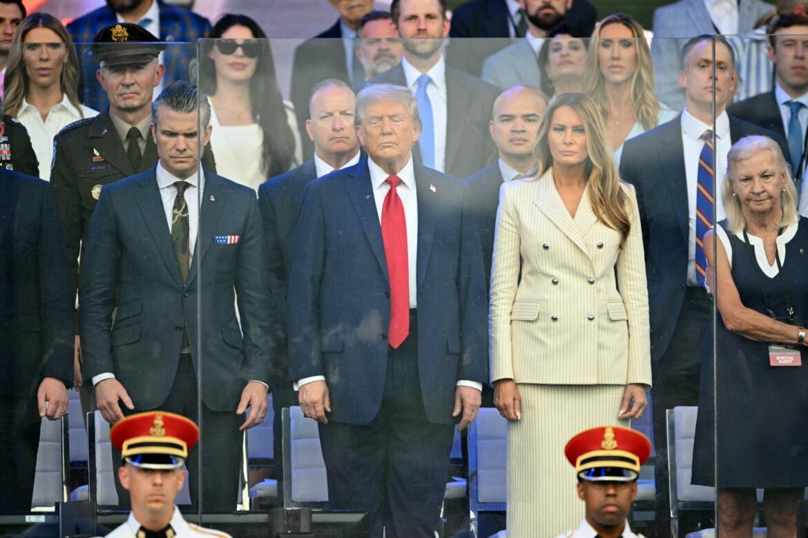 En su cumpleaños, Donald Trump encabeza un imponente e histórico desfile militar en Washington