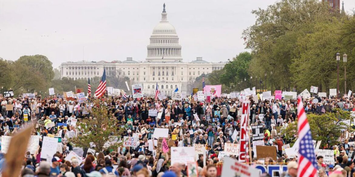 Desfile militar seguirá en pie “llueva o haga sol”, afirma Trump, mientras miles protestan en su contra