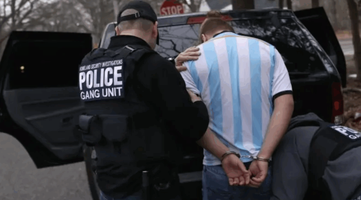 Trump anuncia que operaciones de ICE se expandirán con el fin de ejecutar la mayor deportación masiva en la historia de EEUU