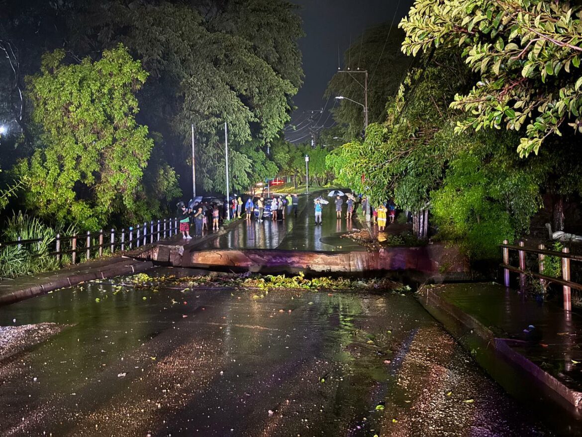 Colapsa puente en Urbanización Villa Lourdes