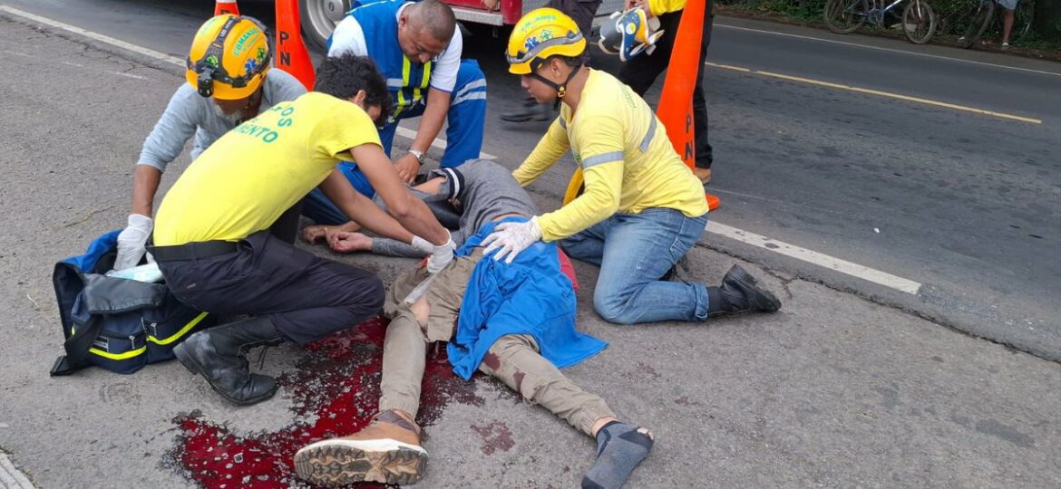 Motociclistas lesionados tras chocar con un vehículo en Acajutla