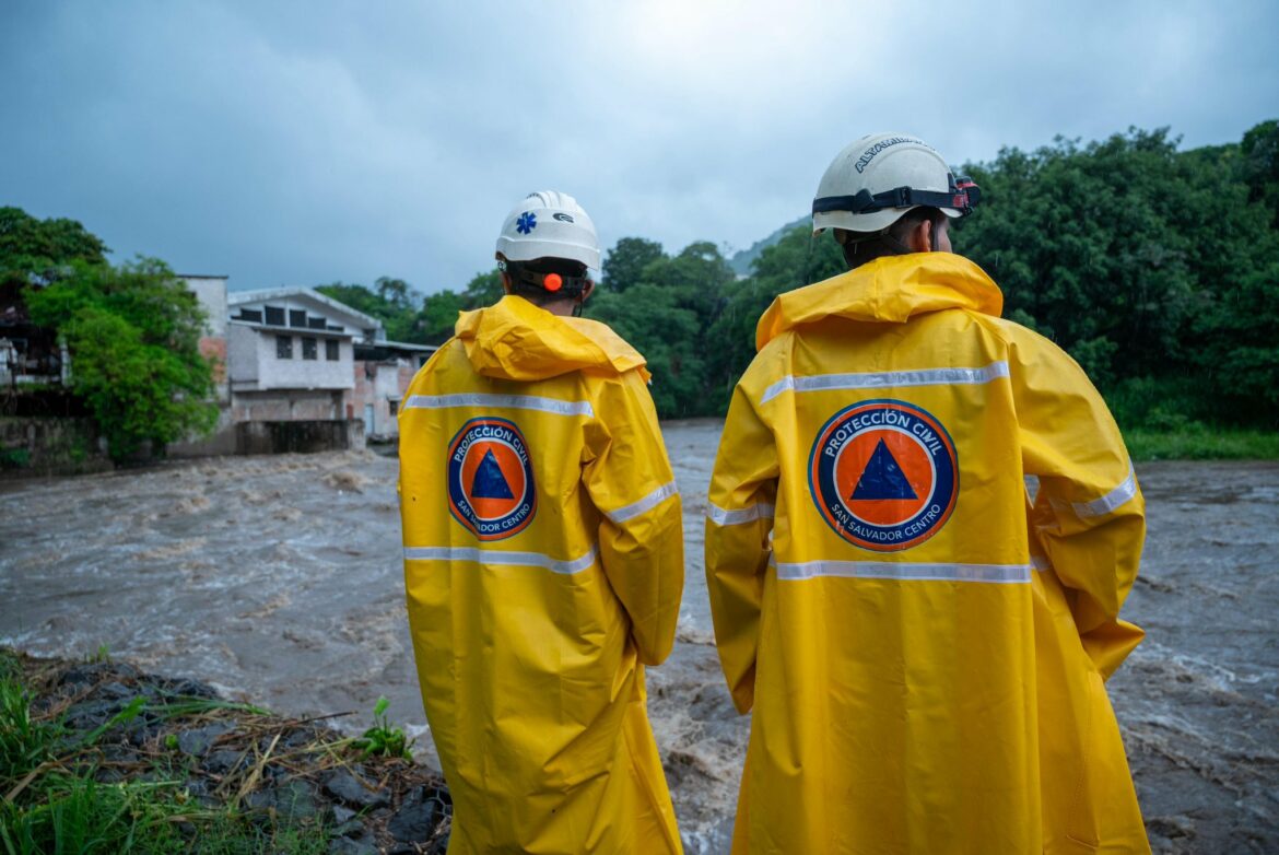 Alcaldía de San Salvador Centro ejecuta acciones preventivas y de mitigación ante la alerta verde por lluvias