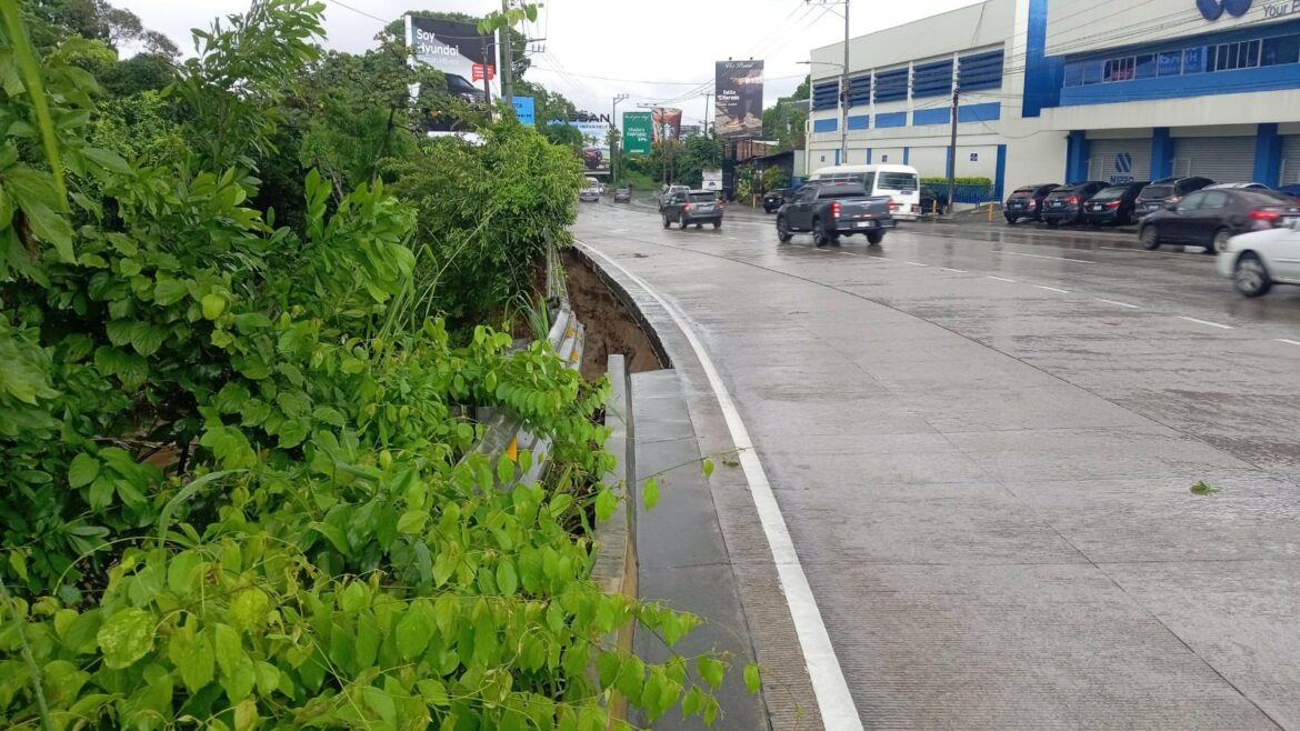 Reportan desbordamiento de Quebrada El Piro, en Antiguo Cuscatlán: Autoridades han restringido el paso