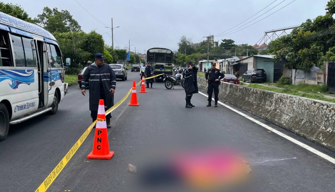 Hombre fallece al ser atropellado por un bus de la R142