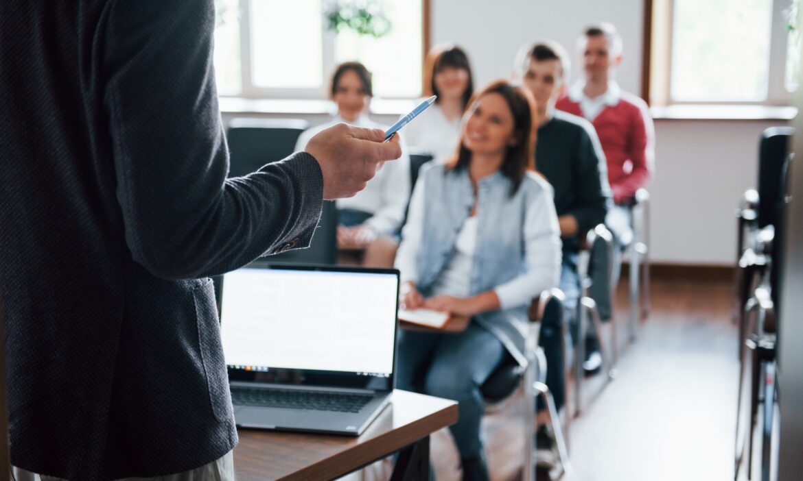 IDG lanza seminario de liderazgo con becas completas para jóvenes salvadoreños