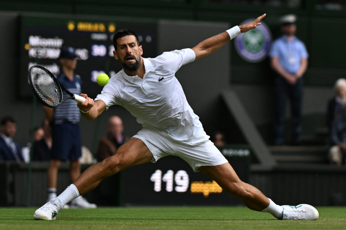 Djokovic gana su partido número cien en Wimbledon, veinte años después del primero