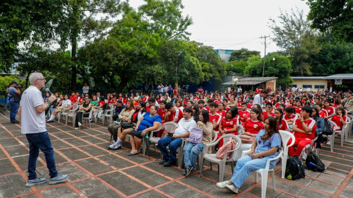 Miles de jóvenes son convocados a participar en los Refuerzos Escolares 2025
