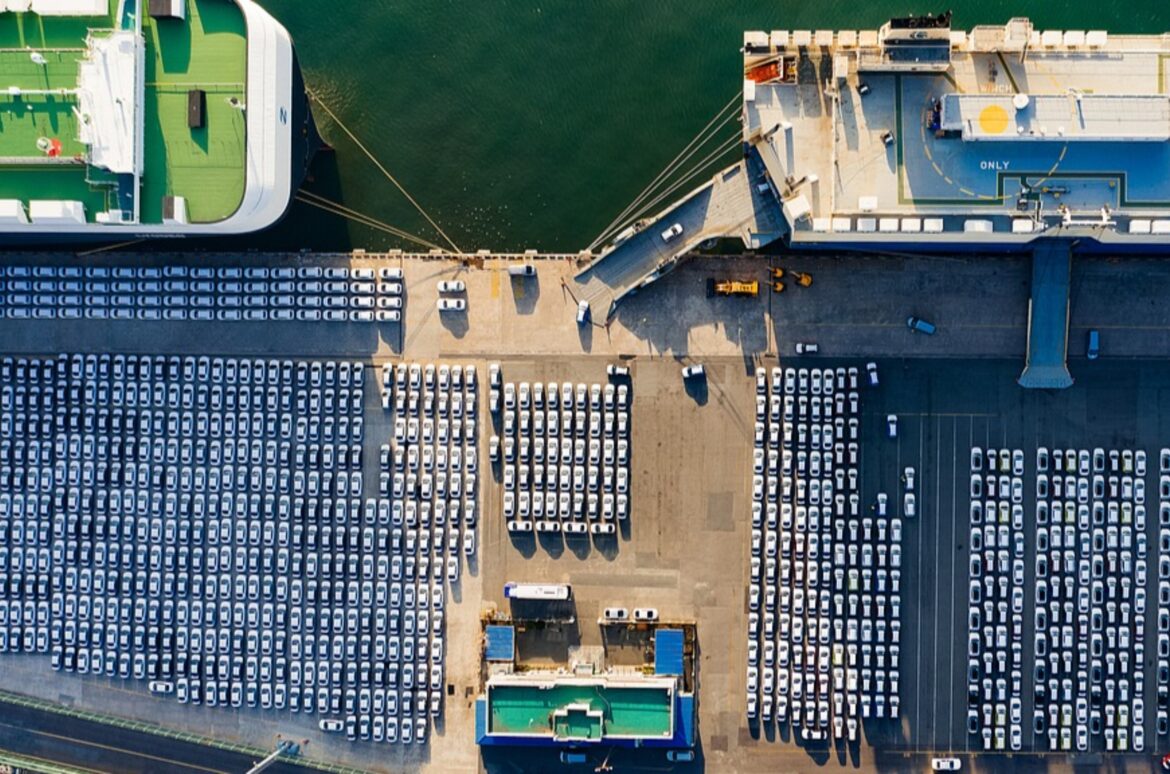 Mayor buque portavehículos del mundo alimentado por energía solar completa viaje inaugural