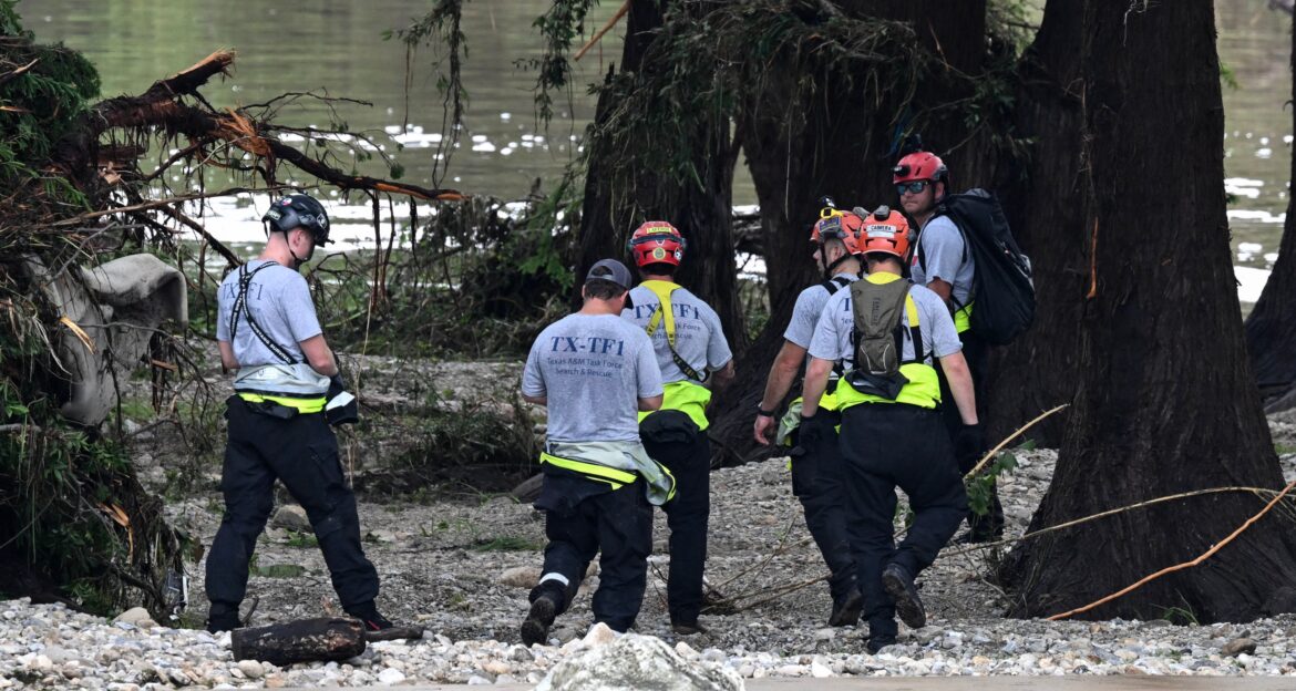 Intensa búsqueda de 27 niñas desaparecidas por inundaciones en Texas
