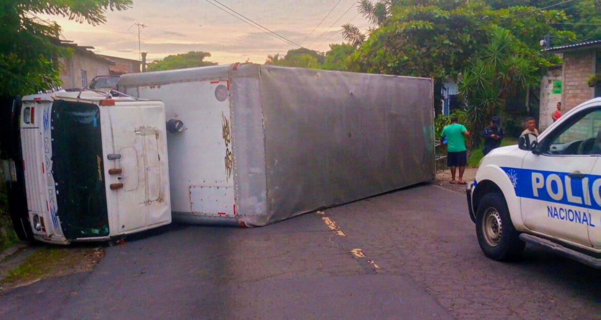 Capturan a conductor ebrio que provocó que camión volcara en Cuscatlán