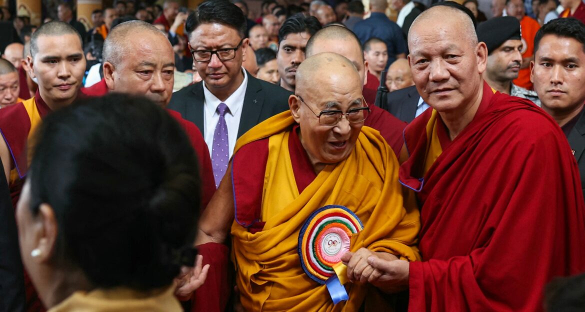 El dalái lama reza por la paz y la compasión en su 90º cumpleaños