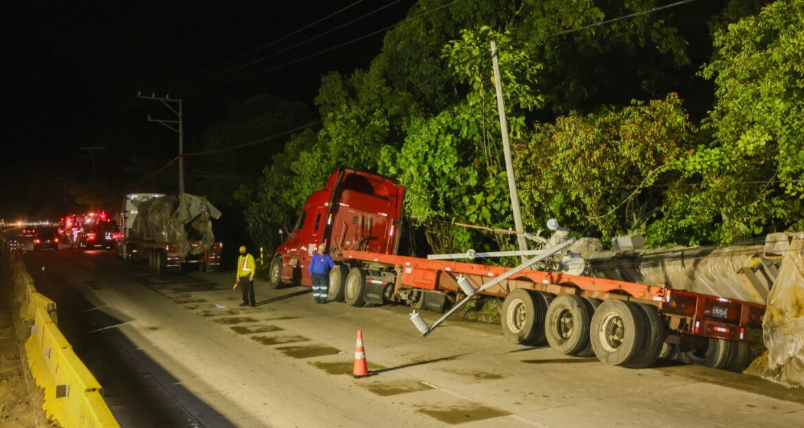 Accidente de rastra daña postes del tendido eléctrico en tramo Los Chorros