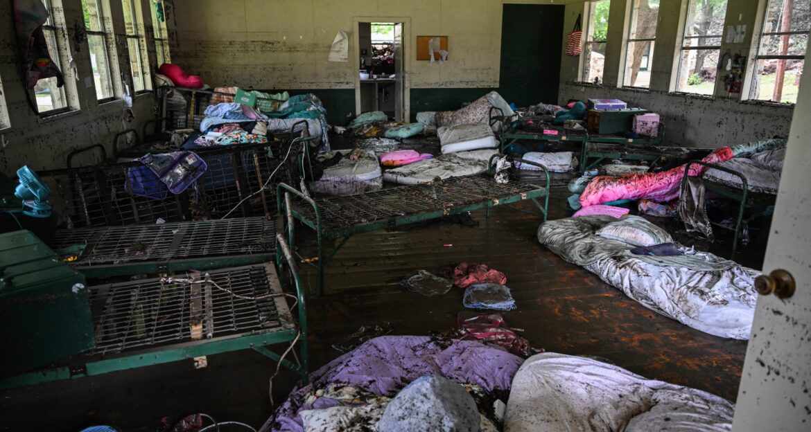 «Espero un milagro»: padre busca a su hija entre escombros tras inundaciones en Texas
