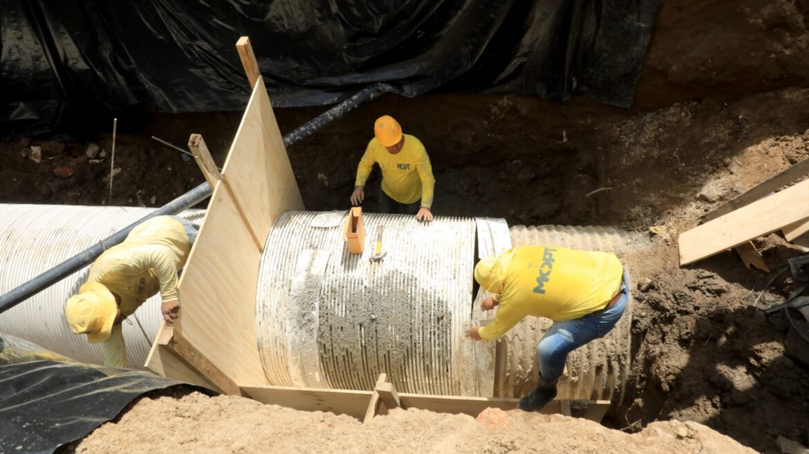 Obras Públicas trabaja en eliminar cárcava en Antiguo Cuscatlán