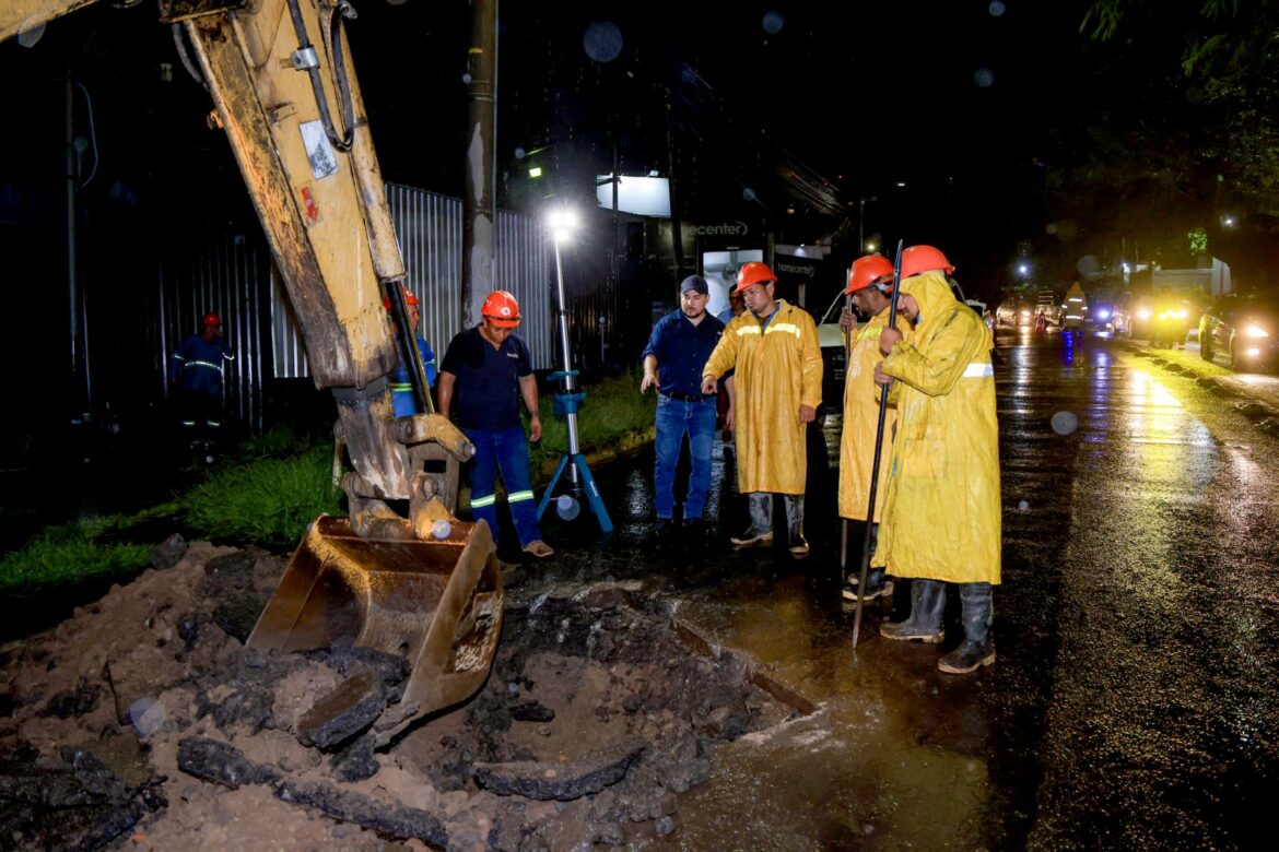 ANDA restablece suministro tras reparar fuga en 75 avenida sur