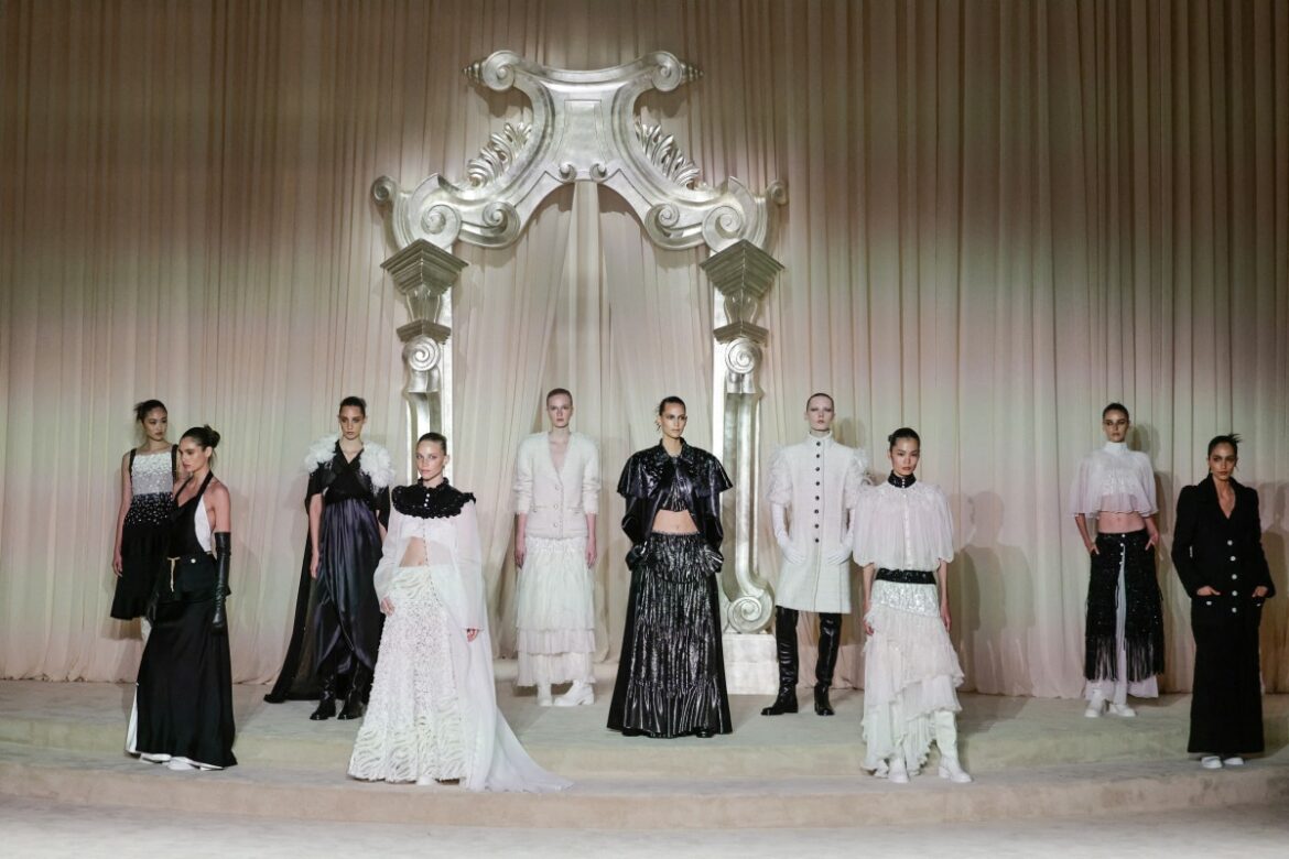 Chanel propone un invierno confortable, Juana Martín invoca el fervor andaluz