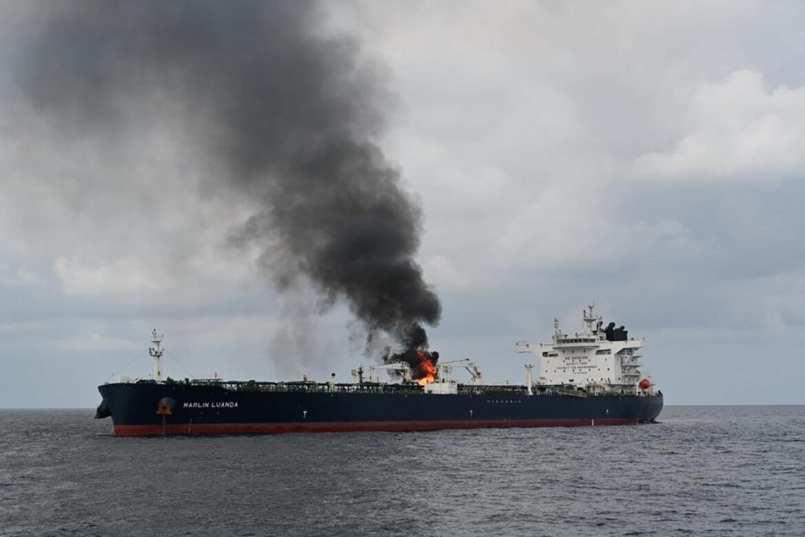 Dos muertos en un carguero atacado desde el lunes frente a las costas de Yemen