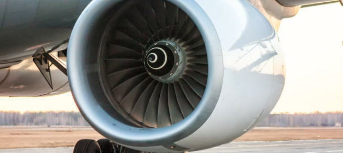 Un hombre murió al ser absorbido por el motor de un avión en el norte de Italia