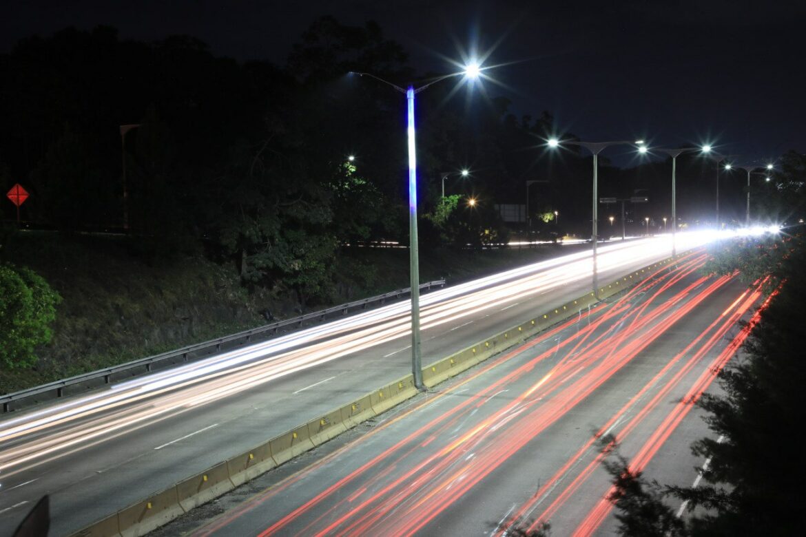 Gobierno finaliza proyecto de iluminación en el bulevar Monseñor Romero
