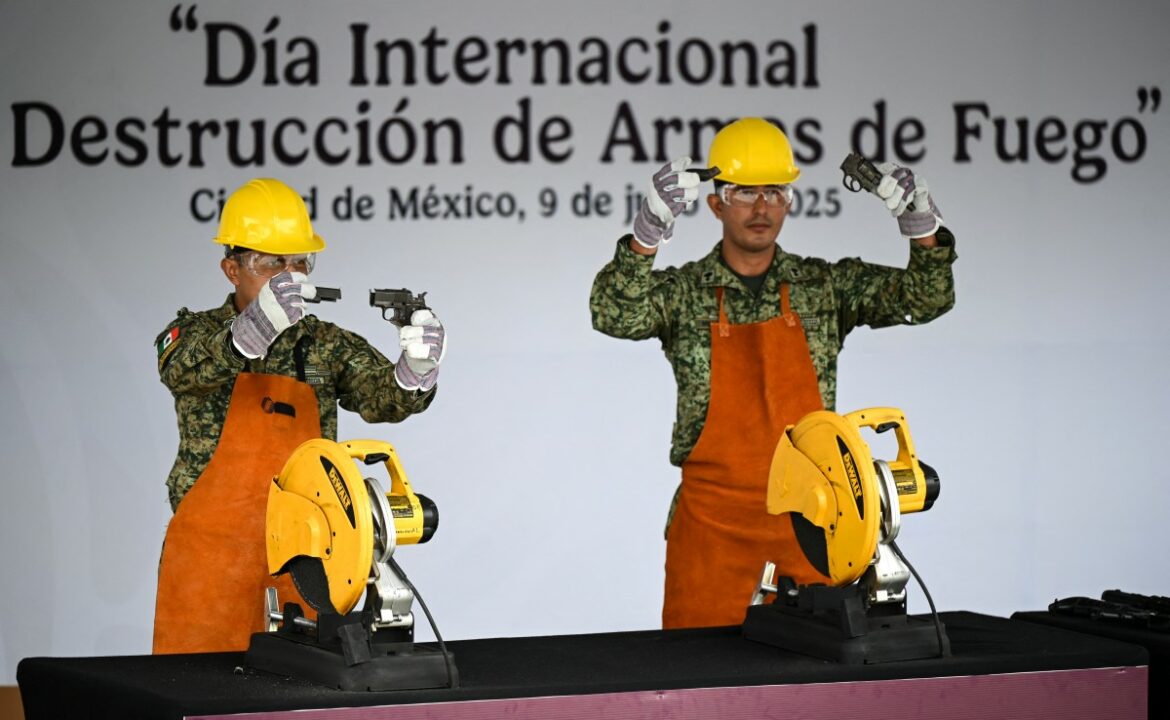 Destruyen pistolas en Basílica de Guadalupe en campaña de desarme en México