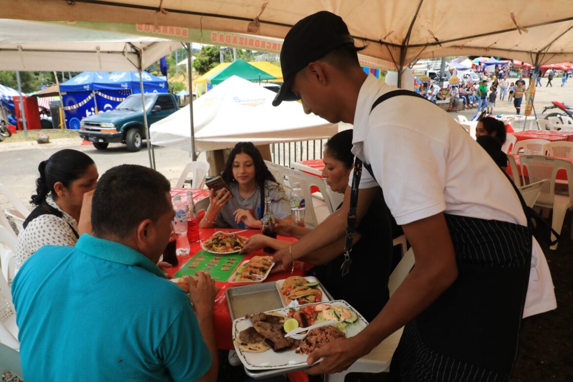 Alcaldía autoriza a 500 comerciantes para instalar puestos en la feria SívarLand 2025
