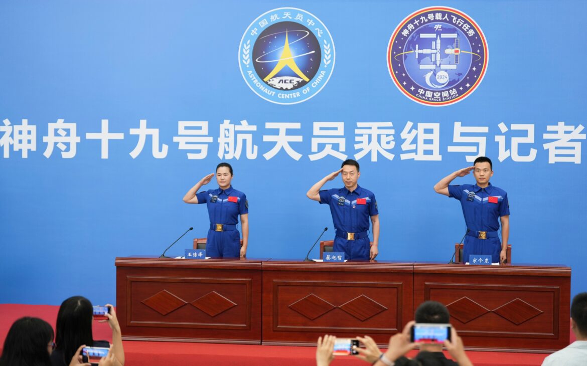 Astronautas de Shenzhou-19 se reúnen con prensa tras regresar del espacio