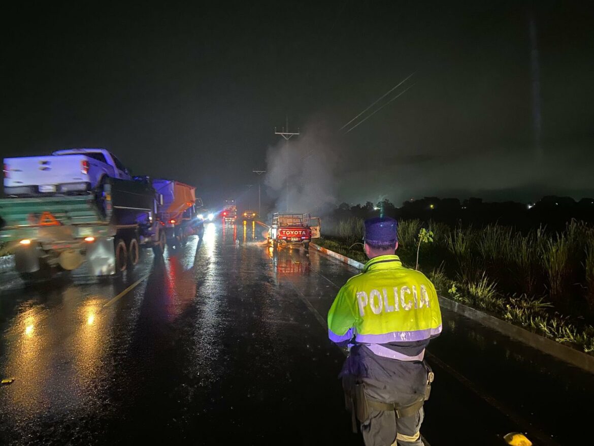 Vehículo se incendia en el periférico Claudia Lars