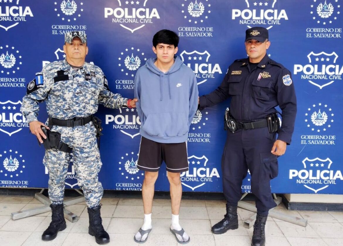 Capturan a sujeto que intentó atropellar a policías y causó choque en Santa Ana