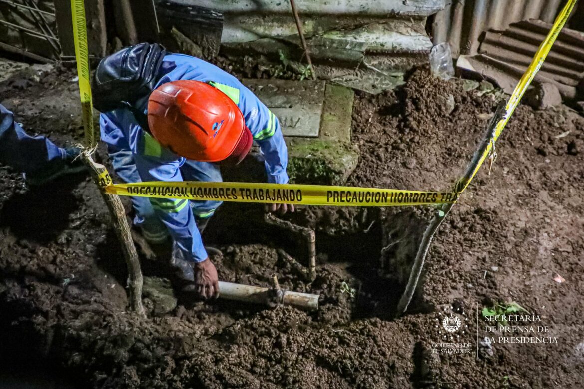 ANDA atiende fuga de agua en Cuscatancingo como parte de su plan de mantenimiento