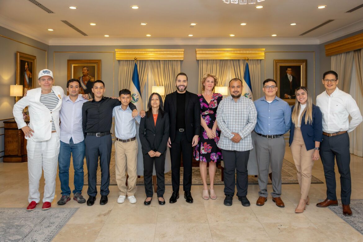 Presidente Bukele se reúne con jóvenes salvadoreños que representarán al país en Suiza para formarse en bitcoin