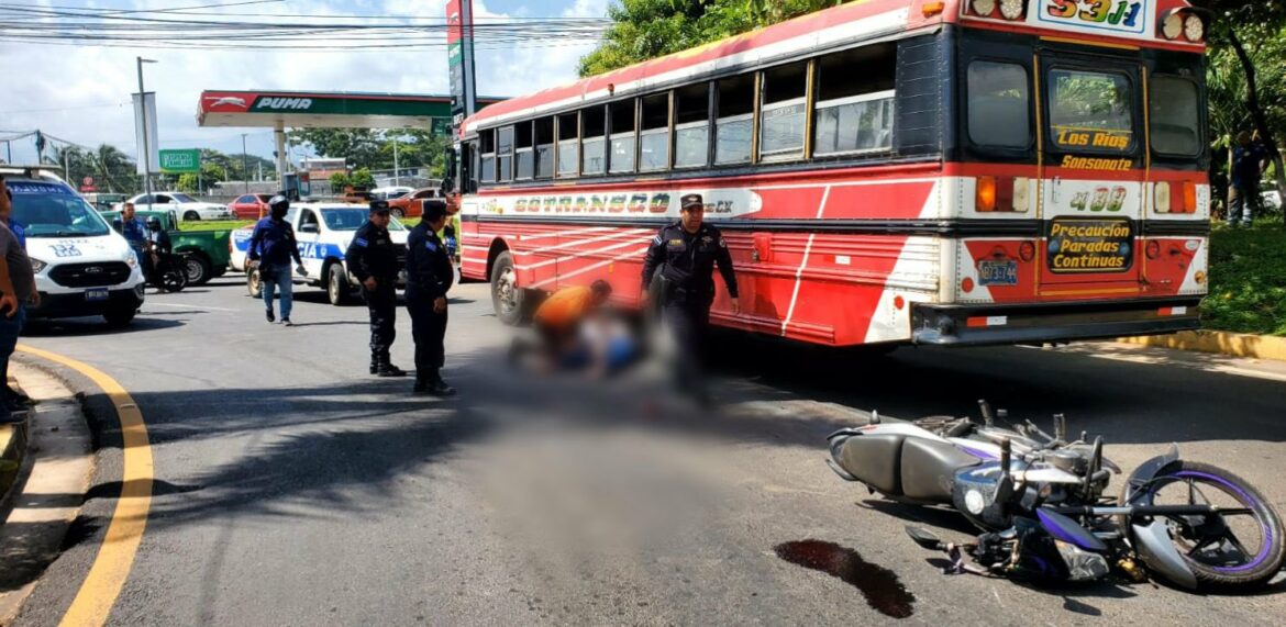 Una motociclista muere al chocar contra un bus en el redondel Monseñor Romero, Sonzacate