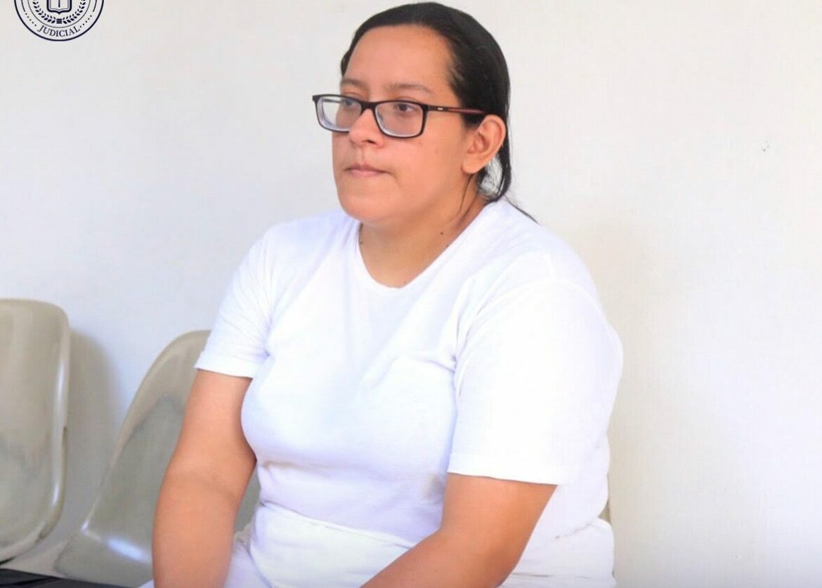 Mujer que se hacía pasar por doctora en la colonia Escalón permanecerá en prisión mientras sigue el proceso en su contra