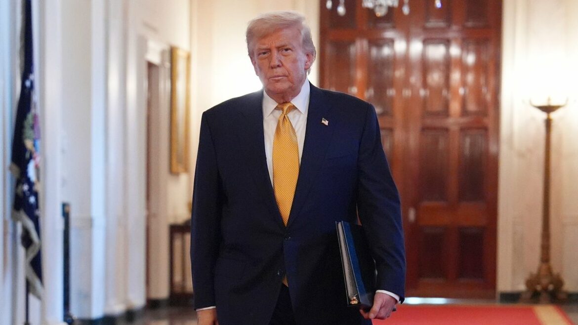 Médico de Trump aclara que hinchazón en piernas se debe a condición común y benigna: “se mantiene en excelente estado de salud”