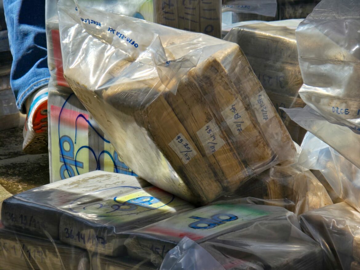 Destruyen droga incautada en alta mar valorada en más de $158 millones