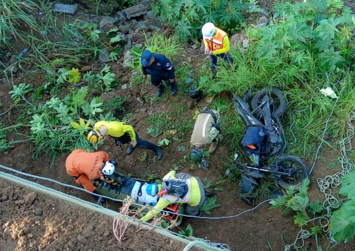 Rescatan a motociclista que cayó en un barranco en carretera Panamericana, distrito de Colón
