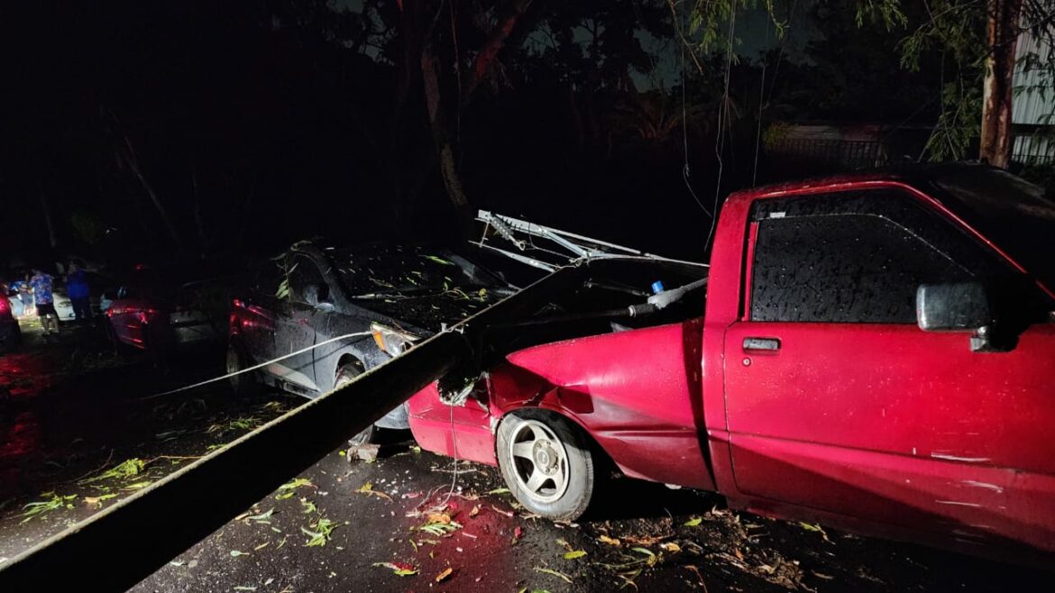 Instituciones de primera respuesta atienden múltiples emergencias por lluvias y vientos en San Salvador Centro e Ilobasco
