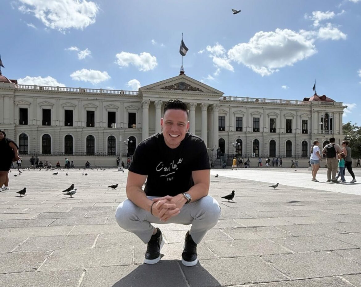El comediante venezolano Marko Pérez recorrió el Centro Histórico de San Salvador