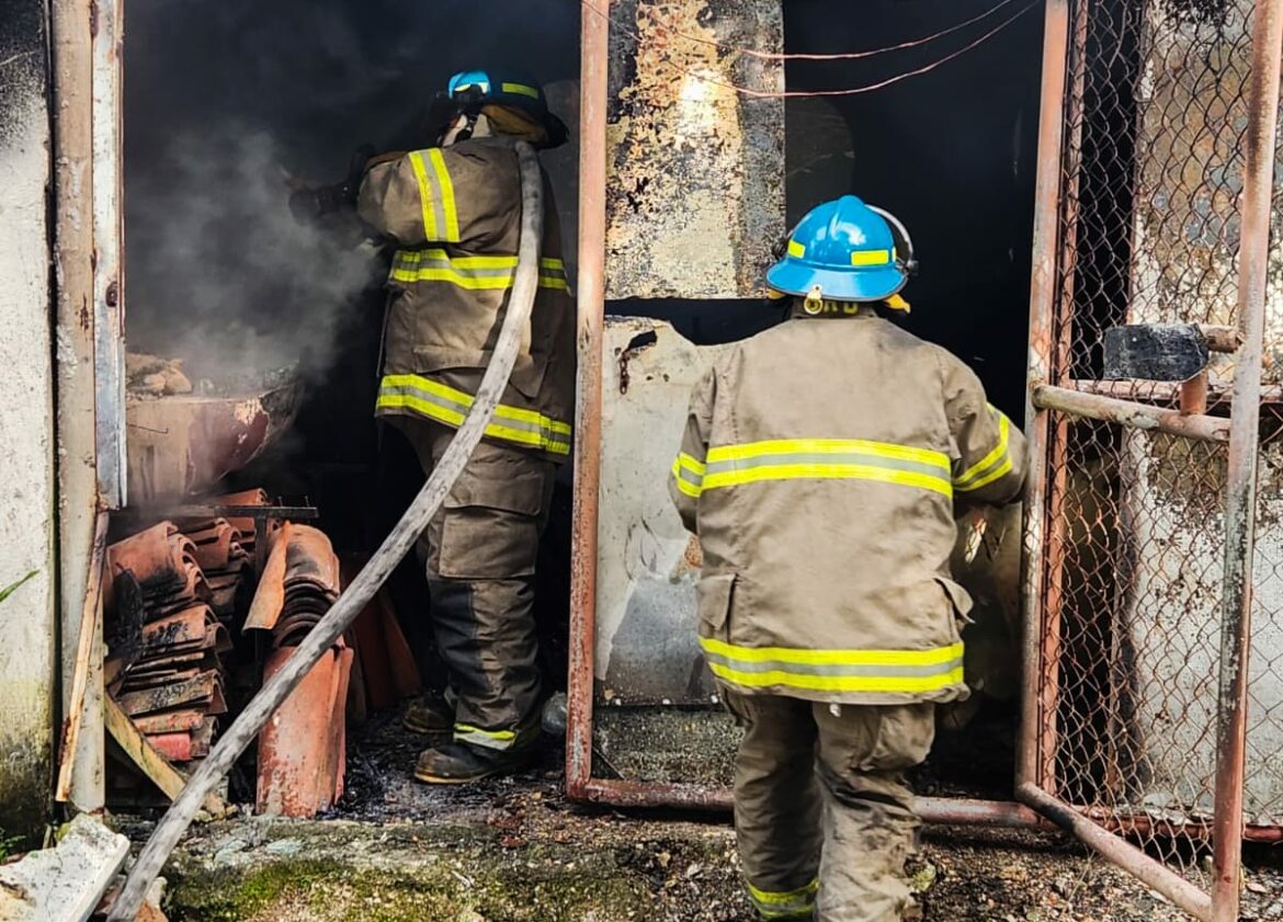 El Cuerpo de Bomberos reportó viviendas incendiadas en San Salvador y Santa Ana
